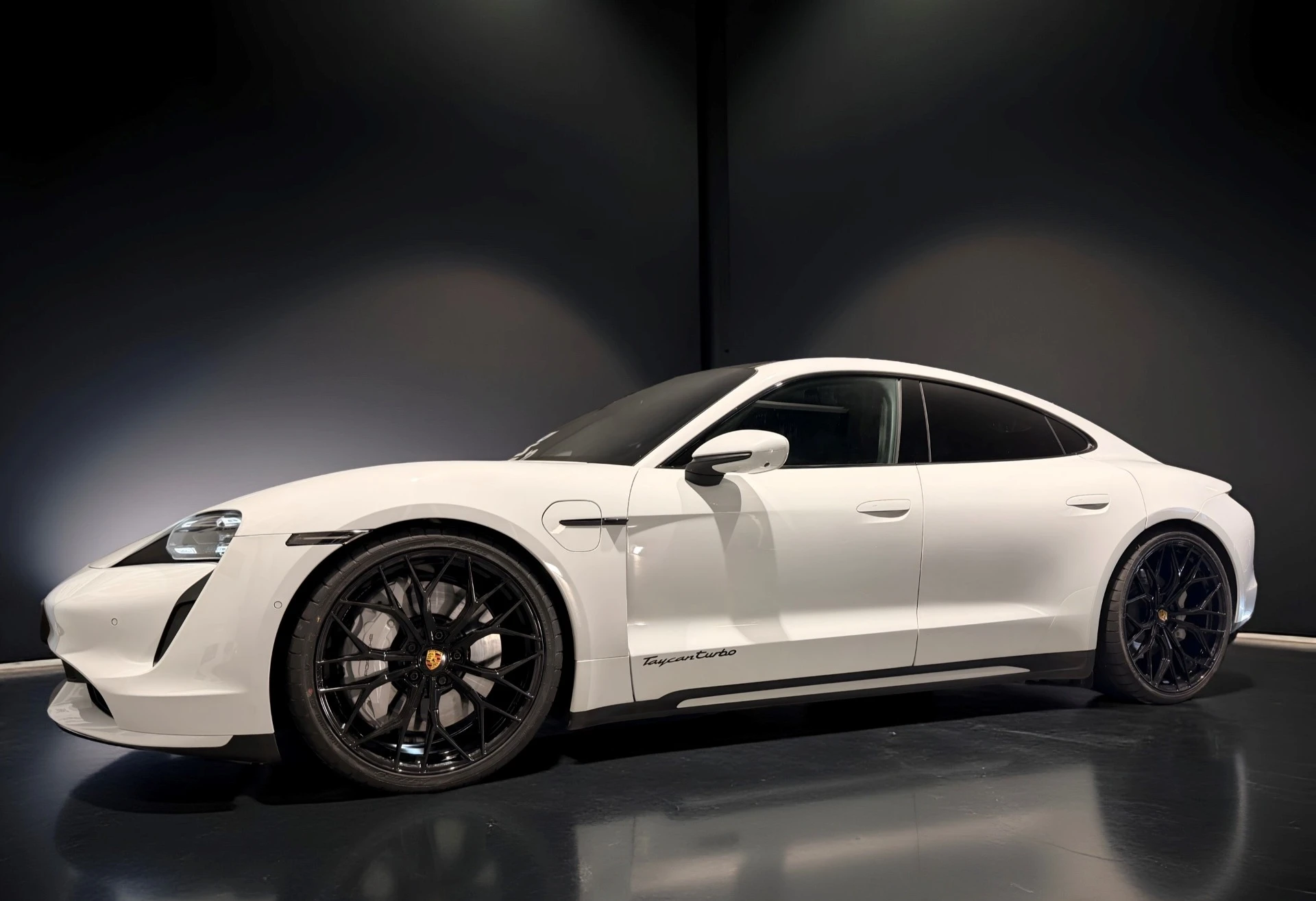  Porsche Taycan Turbo 